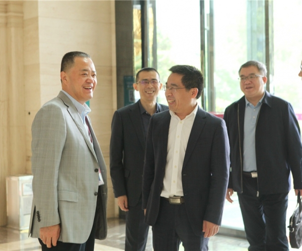 商务部国度茧丝绸协调办公室副司长陈平，西宁市委常委、副市长杜际鹏莅临调研领导
